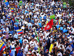 Imagen de una plaza repleta de venezolanos
