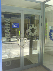 Caja Granada Puerta de cristal de una sucursal de Caja Granada