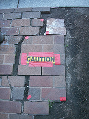 Cuidado Acerado roto con un letrero pegado que pone CAUTION